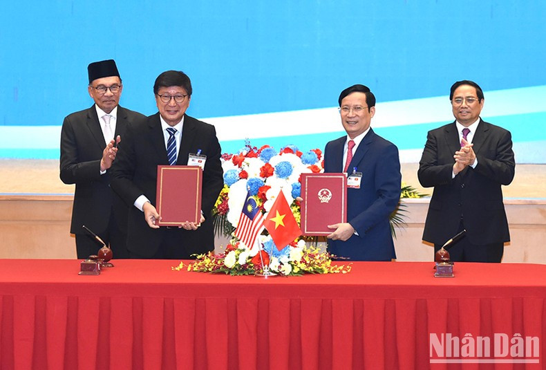 La firma del Memorando de Entendimiento sobre cooperación entre la Federación de Comercio e Industria de Vietnam y la Cámara de Comercio e Industria de Malasia.