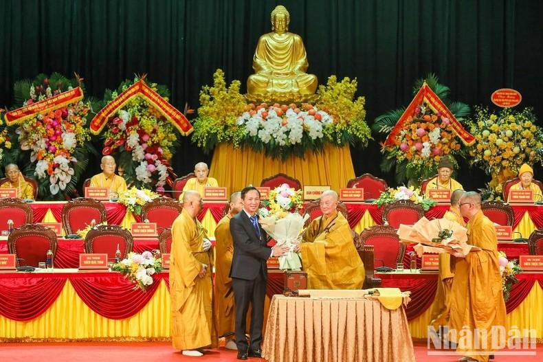 El jefe del Comité de Asuntos Religiosos del Gobierno, Vu Hoai Bac, felicita al venerable Thich Tri Quang, elegido patriarca supremo del Consejo de Patrocinio de la SBV. (Fotografía: Nhan Dan)