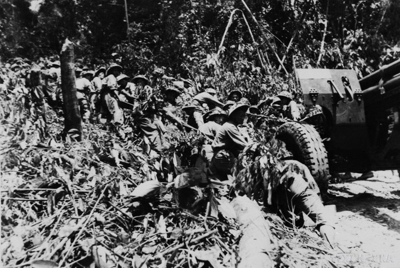 Los soldados de artillería superaron valientemente todas las dificultades, tirando con ambas manos cañones de muchas toneladas al campo de batalla. (Foto: archivos de VNA) Los soldados de artillería superaron valientemente todas las dificultades, tirando con ambas manos cañones de muchas toneladas al campo de batalla. (Foto: archivos de VNA)