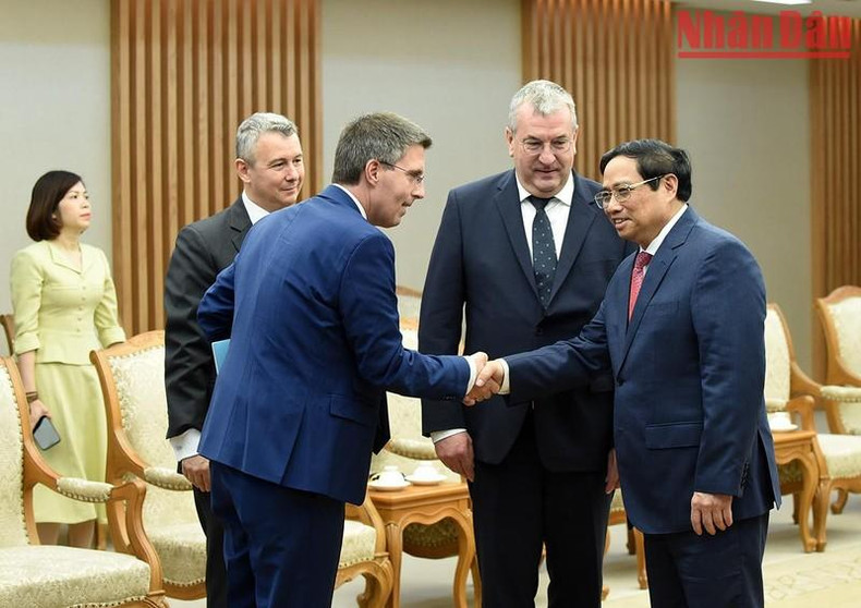 El jefe del Gobierno vietnamita da la bienvenida a los miembros de la delegación de Valonia-Bruxelles. El jefe del Gobierno vietnamita da la bienvenida a los miembros de la delegación de Valonia-Bruxelles.