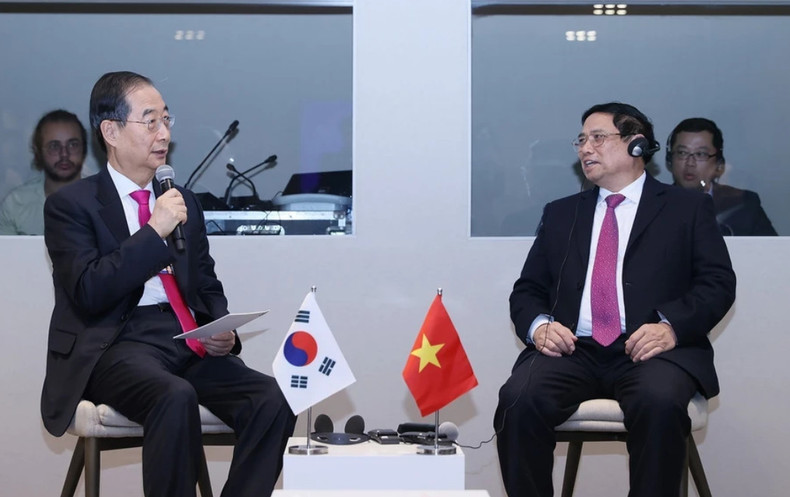 El primer ministro de Vietnam, Pham Minh Chinh y su homólogo surcoreano, Han Duck-soo.