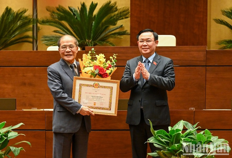 Dinh Hue confiere la insignia por 45 años de membresía del Partido Comunista de Vietnam (PCV) al expresidente de Parlamento Nguyen Sinh Hung. Dinh Hue confiere la insignia por 45 años de membresía del Partido Comunista de Vietnam (PCV) al expresidente de Parlamento Nguyen Sinh Hung.