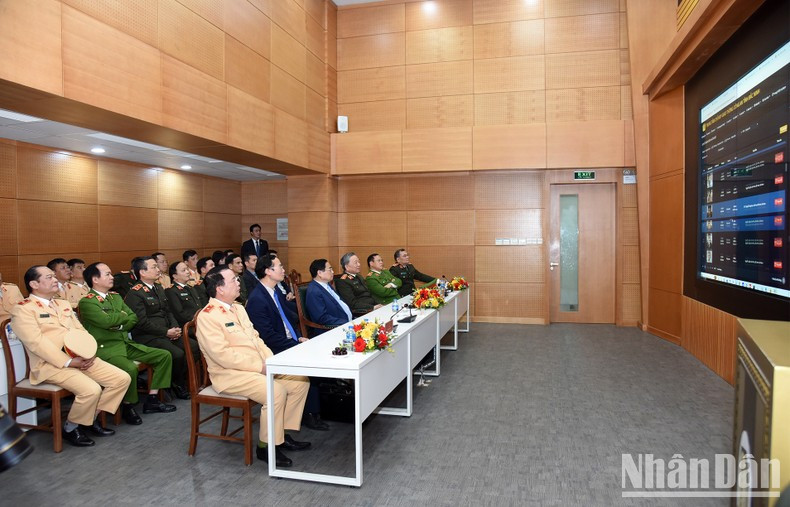 Minh Chinh visita el Centro de Mando en el Departamento de Policía de Tránsito. Minh Chinh visita el Centro de Mando en el Departamento de Policía de Tránsito.