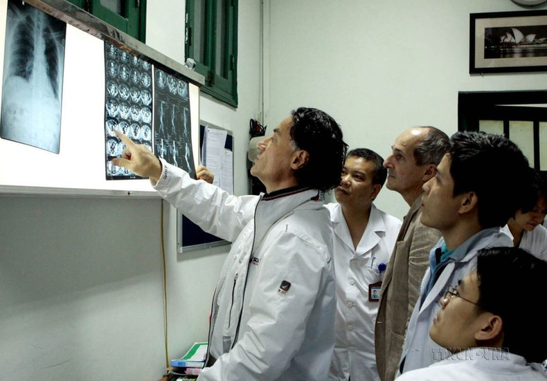 Expertos franceses y médicos del Hospital de Amistad Vietnam-Alemania colaboran en el diagnóstico de enfermedades en el marco de un curso de formación en Hanói el 21 de noviembre de 2013 para mejorar el tratamiento de enfermedades venosas.