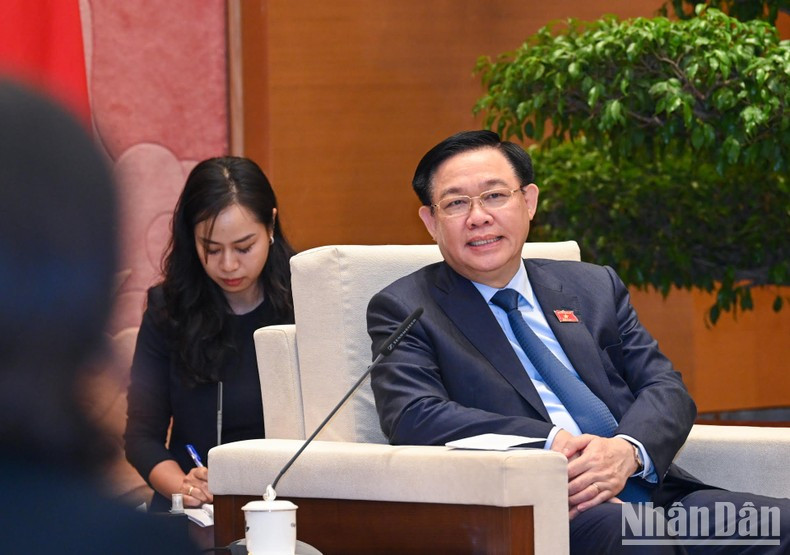 Dinh Hue habla en el evento.