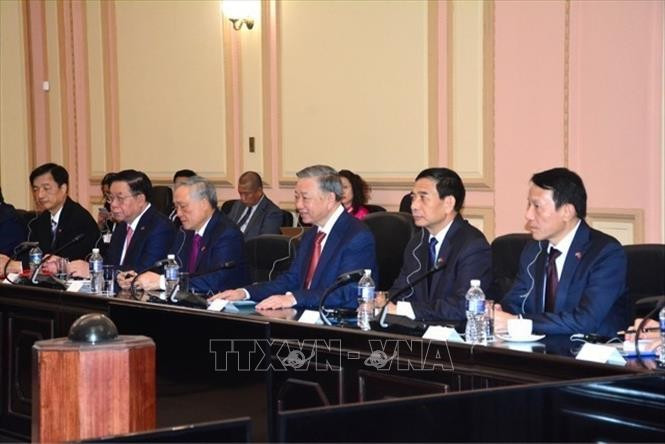 La delegación vietnamita en la reunión.