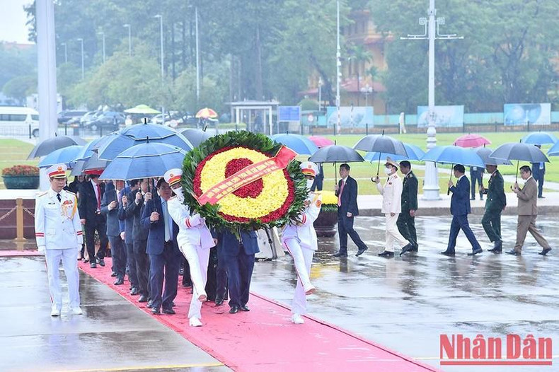 La corona de flores de la comitiva lleva la frase: “Eterna gratitud al gran Presidente Ho Chi Minh - Asamblea Nacional de la República Socialista de Vietnam de la XV legislatura - Cuarto período de sesiones”. La corona de flores de la comitiva lleva la frase: “Eterna gratitud al gran Presidente Ho Chi Minh - Asamblea Nacional de la República Socialista de Vietnam de la XV legislatura - Cuarto período de sesiones”.