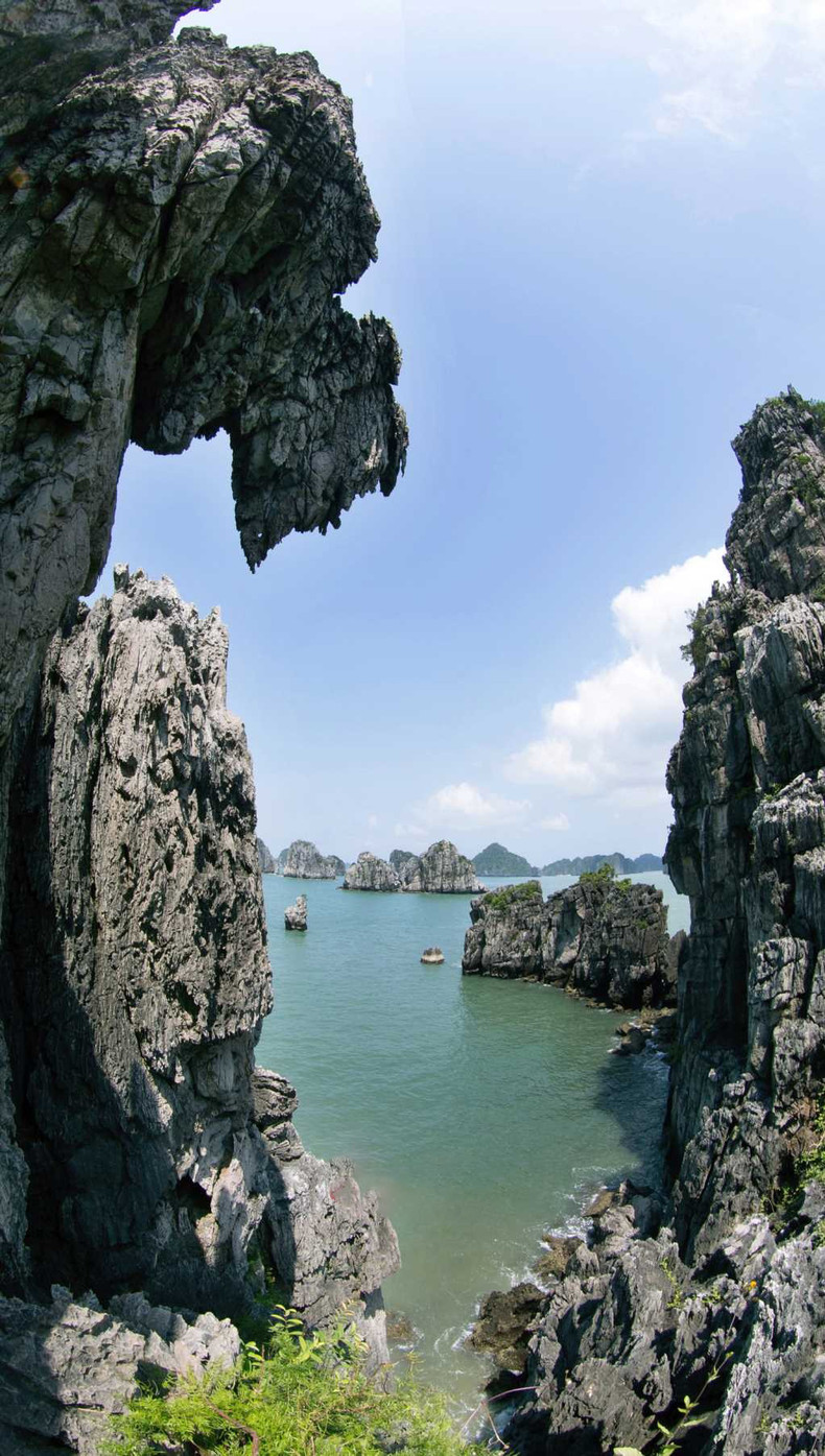 Las islas de piedra caliza tienen formas diferentes, como si ocultaran historias misteriosas.