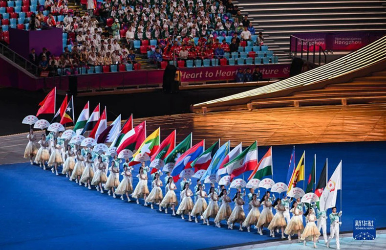 Al estadio ingresan las banderas nacionales de las delegaciones deportivas.