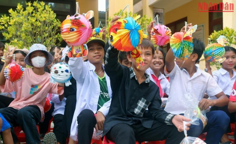 La alegría de los estudiantes al recibir los regalos del Festival del Medio Otoño. La alegría de los estudiantes al recibir los regalos del Festival del Medio Otoño.