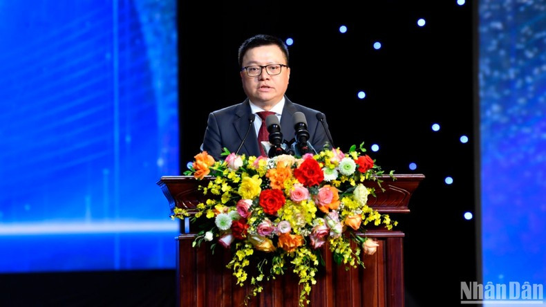Le Quoc Minh, presidente-editor del diario Nhan Dan, subjefe de la Comisión de Comunicación y Educación del Comité Central del Partido Comunista de Vietnam (PCV) y titular de la Asociación de Periodistas del país interviene en el evento. Le Quoc Minh, presidente-editor del diario Nhan Dan, subjefe de la Comisión de Comunicación y Educación del Comité Central del Partido Comunista de Vietnam (PCV) y titular de la Asociación de Periodistas del país interviene en el evento.