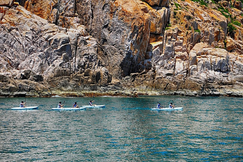 El paisaje de la playa de Da Vang es bastante majestuoso, con grandes olas que golpean los acantilados de una altura de 20-30 metros. El paisaje de la playa de Da Vang es bastante majestuoso, con grandes olas que golpean los acantilados de una altura de 20-30 metros.