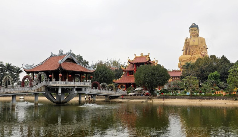 Frente a la pagoda hay un gran lago rectangular.