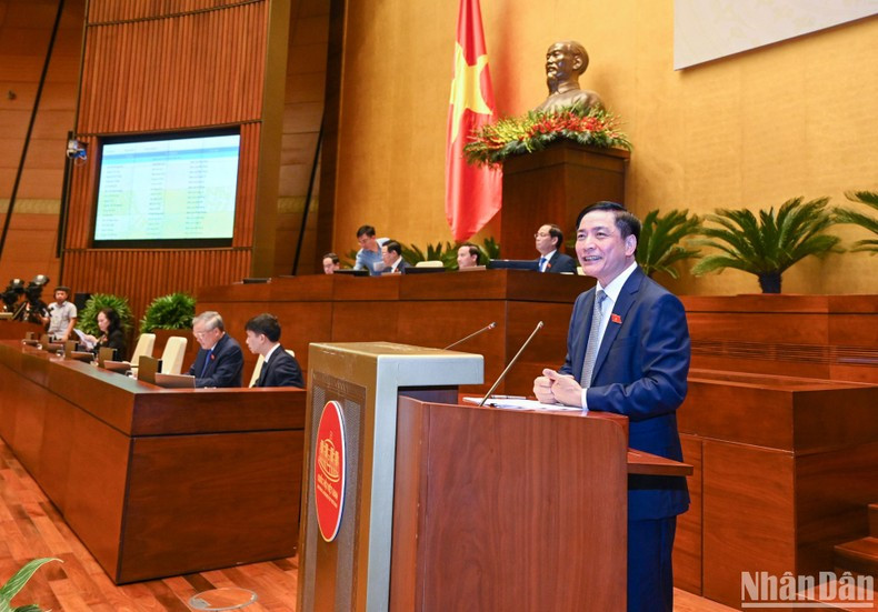 El secretario general y jefe de la Oficina de la Asamblea Nacional, Bui Van Cuong, pronuncia el discurso de apertura.