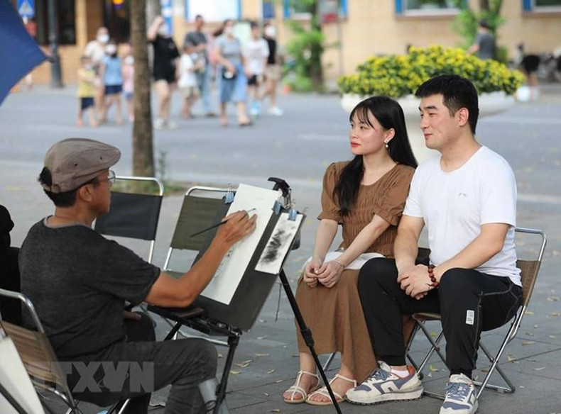 Los visitantes disfrutan de las actividades organizadas en el lugar. Los visitantes disfrutan de las actividades organizadas en el lugar.
