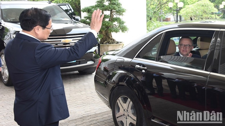 El primer ministro Pham Minh Chinh se despide del visitante australiano. El primer ministro Pham Minh Chinh se despide del visitante australiano.
