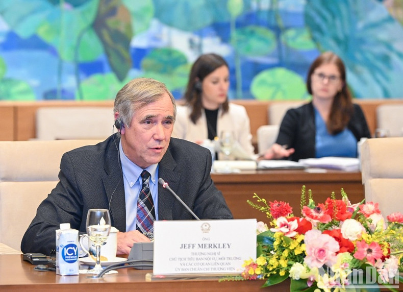 El senador de Oregón, Jeff Merkley, habla en la reunión.