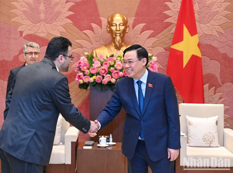 El dirigente legislativo vietnamita y el diplomático iraní en la reunión.