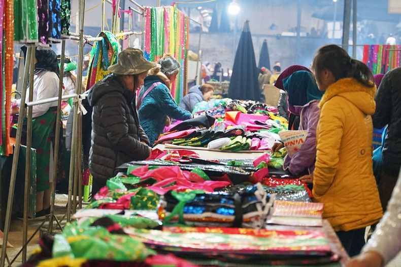 Los puestos de venta de ropas y trajes étnicos acaparan a muchas personas.