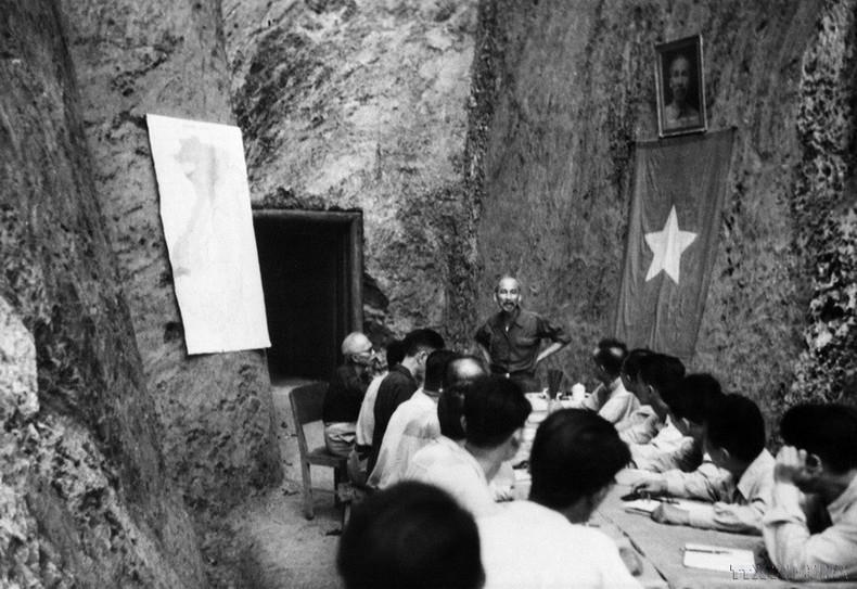 El Presidente Ho Chi Minh preside la reunión del Consejo de Gobierno en la base de resistencia de Viet Bac durante la lucha de resistencia contra los colonialistas franceses. El Presidente Ho Chi Minh preside la reunión del Consejo de Gobierno en la base de resistencia de Viet Bac durante la lucha de resistencia contra los colonialistas franceses.