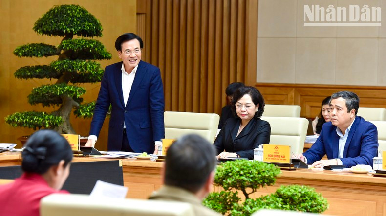 El ministro y jefe de la Oficina Gubernamental, Tran Van Son, expresa sus opiniones.