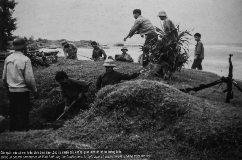 En 1965, antes de los devastadores ataques aéreos y de artillería estadounidenses, la aldea de Vinh Moc queda completamente destruida. El ejército y el pueblo de Vinh Linh trasladan sus vidas al subsuelo. En 1965, antes de los devastadores ataques aéreos y de artillería estadounidenses, la aldea de Vinh Moc queda completamente destruida. El ejército y el pueblo de Vinh Linh trasladan sus vidas al subsuelo.