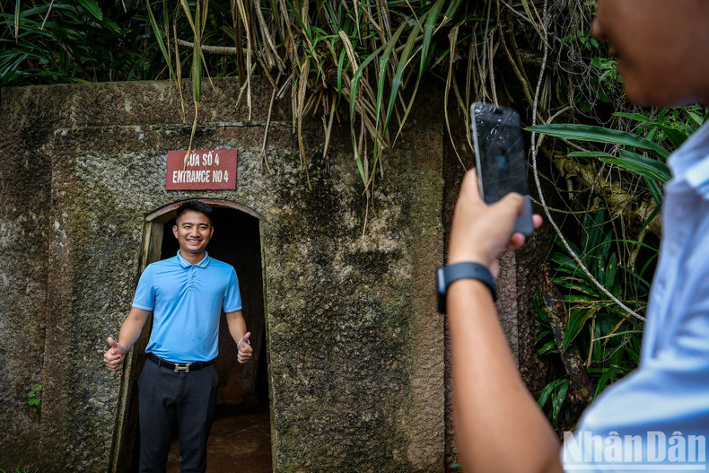 El sistema de túneles de Vinh Moc tiene una longitud de mil 701 metros, incluidas 13 puertas (siete abiertas al mar y seis a la colina). El sistema de túneles de Vinh Moc tiene una longitud de mil 701 metros, incluidas 13 puertas (siete abiertas al mar y seis a la colina).