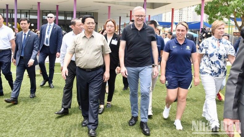 Los dos primeros ministros intercambiaron con el cuerpo técnico y las jugadoras de ambos equipos.