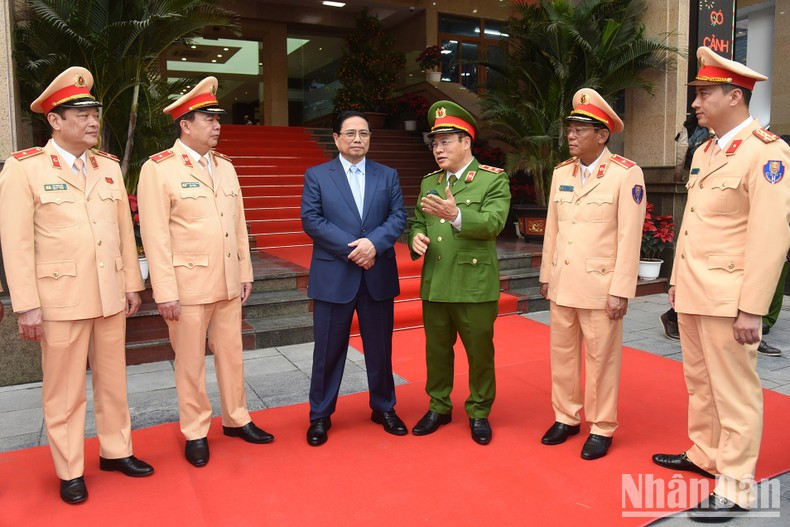 Minh Chinh conversa con los delegados. Minh Chinh conversa con los delegados.