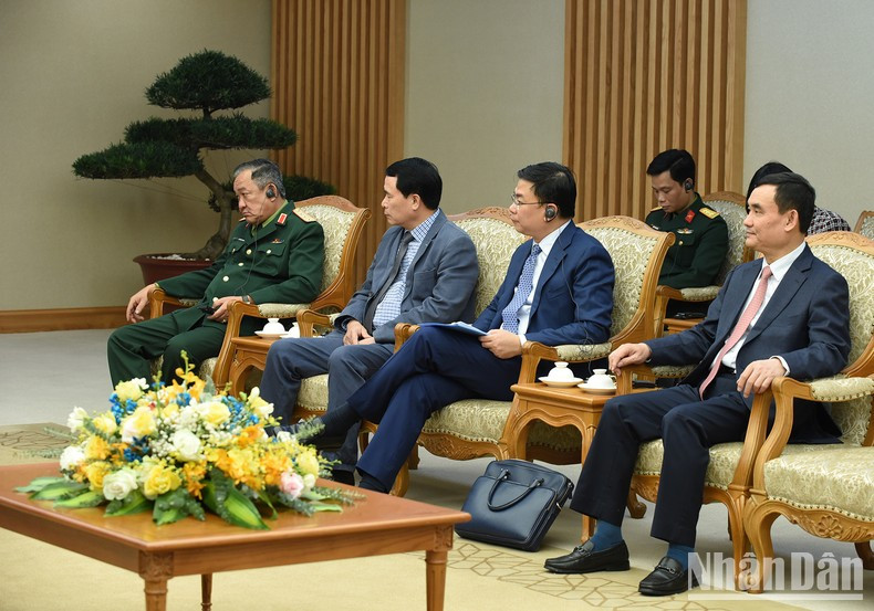 Representantes de ministerios y sectores del Gobierno de Vietnam asistentes a la reunión.