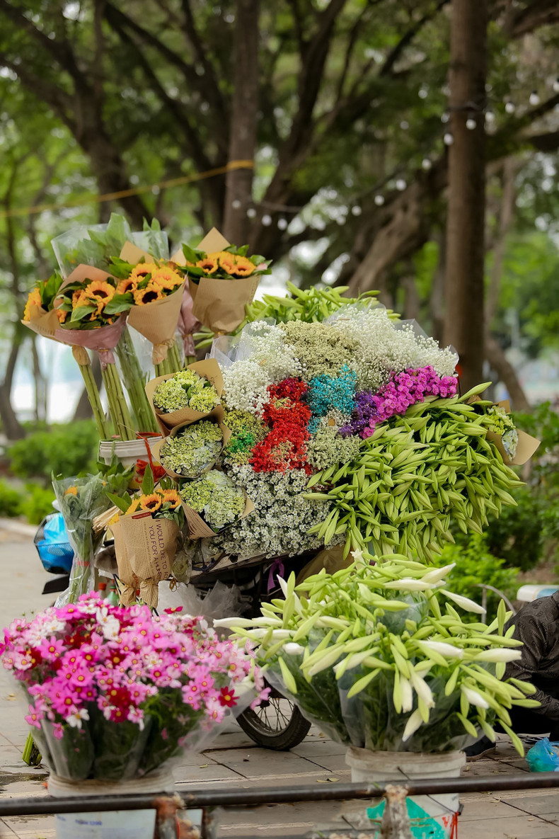 Por estos días las calles de Hanói se llenan del inmaculado color blanco de los lirios.