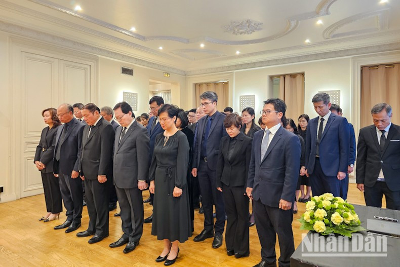 El ministro vietnamita de Cultura, Deportes y Turismo, Nguyen Van Hung, el embajador de Hanói en París, Dinh Toan Thang, el ex embajador Duong Chi Dung, y el personal de las agencias representativas en el país europeo, rinden homenaje al máximo dirigente partidista vietnamita. El ministro vietnamita de Cultura, Deportes y Turismo, Nguyen Van Hung, el embajador de Hanói en París, Dinh Toan Thang, el ex embajador Duong Chi Dung, y el personal de las agencias representativas en el país europeo, rinden homenaje al máximo dirigente partidista vietnamita.