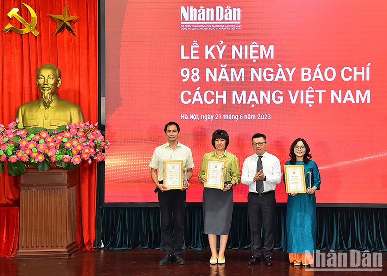 Quoc Minh entrega el premio "Rostro del Año" en 2022 a los ganadores.