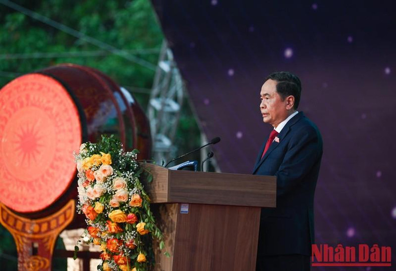 Thanh Man, pronuncia un discurso de felicitación a los profesores y estudiantes de la Universidad Nacional de Hanói. Thanh Man, pronuncia un discurso de felicitación a los profesores y estudiantes de la Universidad Nacional de Hanói.