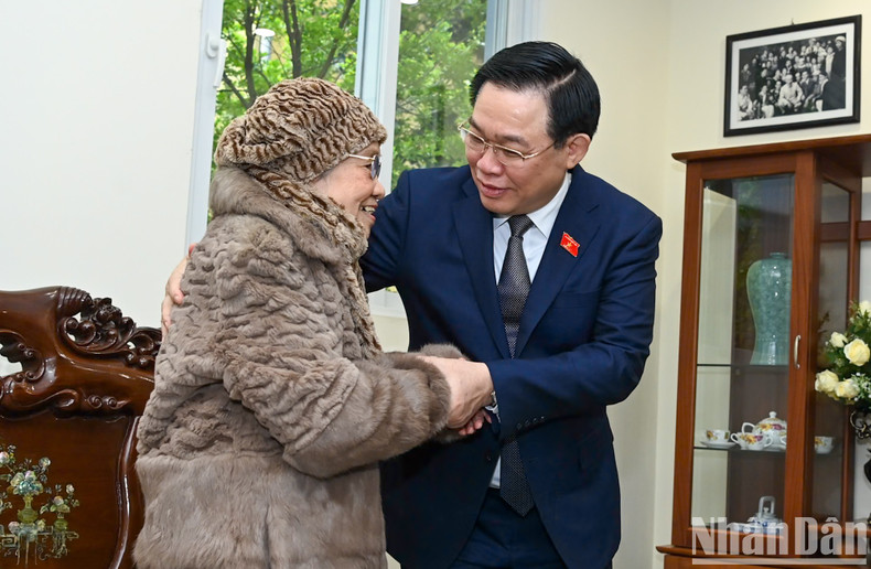 Dinh Hue conversa con Nguyen Nguyet Tue (escritora, cuyo seudónimo es Nguyet Tu), esposa del ex presidente de la Asamblea Nacional, Le Quang Dao. Dinh Hue conversa con Nguyen Nguyet Tue (escritora, cuyo seudónimo es Nguyet Tu), esposa del ex presidente de la Asamblea Nacional, Le Quang Dao.