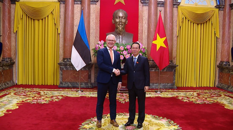 El presidente de Vietnam, Vo Van Thuong, recibe al embajador de Estonia, Hannes Hanso.