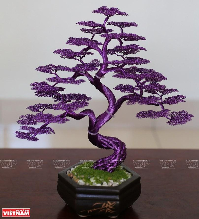 Obra de bonsái hecha de alambres de cobre de Pham Van Doanh.