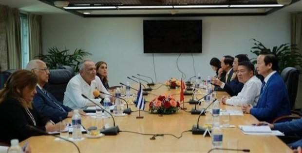 El panorama de la reunión entre el viceprimer ministro vietnamita Tran Hong Ha y el subjefe del Gobierno y ministro de Comercio Exterior e Inversión Extranjera de Cuba, Ricardo Cabrisas Ruíz.