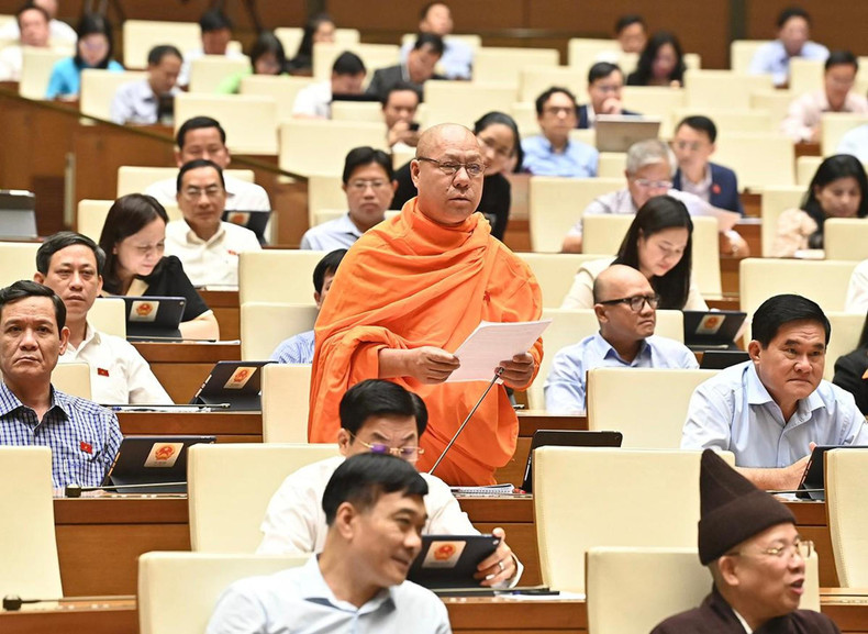 El Venerable Ly Minh Duc, diputado de la provincia de Soc Trang habla en el evento.