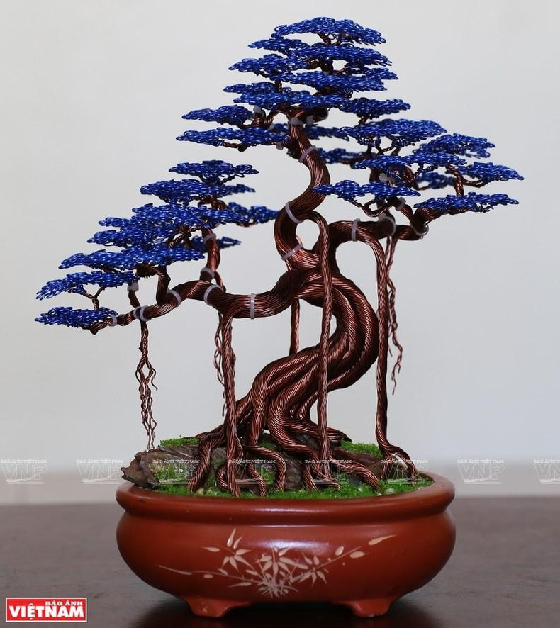 Obra de bonsái hecha de alambres de cobre de Pham Van Doanh.