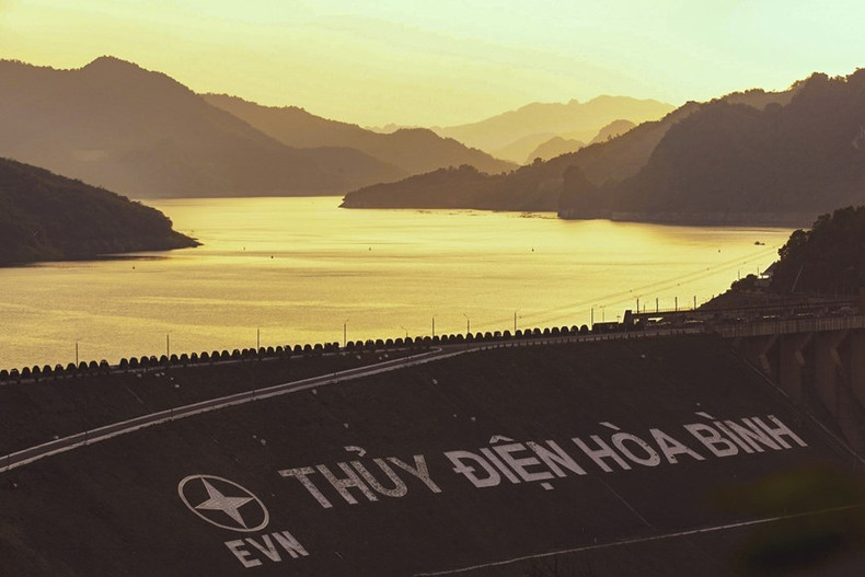El majestuoso paisaje montañoso en el atardecer de otoño en el lago Hoa Binh. El majestuoso paisaje montañoso en el atardecer de otoño en el lago Hoa Binh.