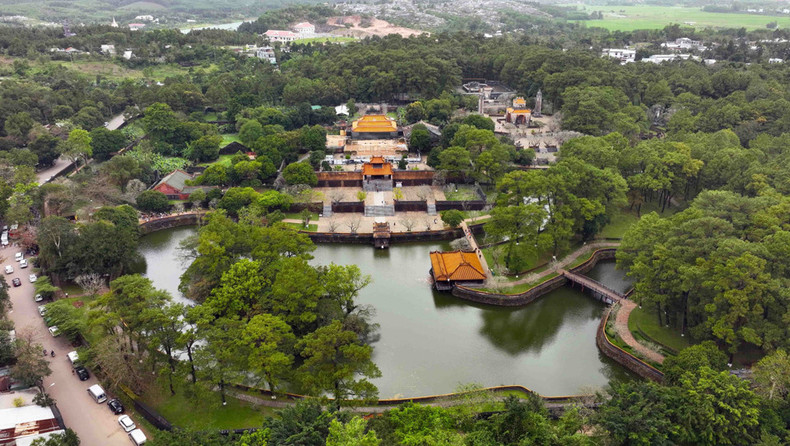 La Tumba de Tu Duc (Khiem Lang), construida en la ladera derecha de la colina Vong Canh, en la aldea de Thuy Ba, distrito de Thuy Xuan, ciudad de Hue, es un destino popular para los turistas que visitan la antigua capital de Hue.