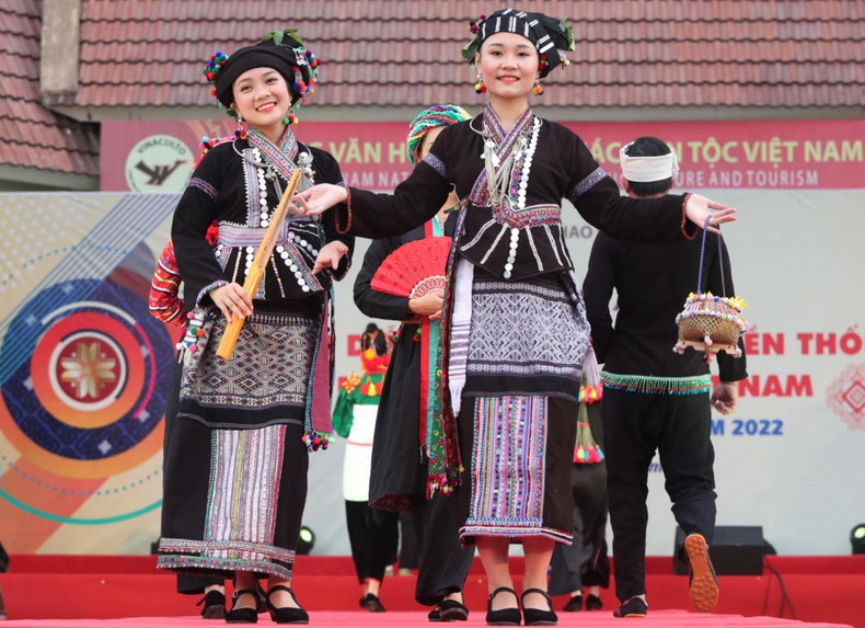 Trajes de mujeres de la etnia Lao (izquierda) y Lu (derecha) Trajes de mujeres de la etnia Lao (izquierda) y Lu (derecha)