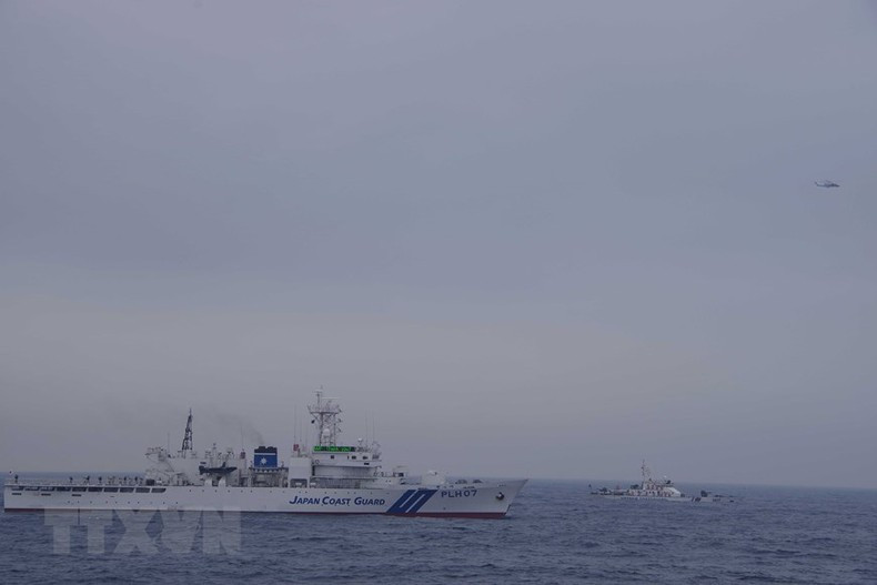 El barco patrullero Settsu y el buque del Alto Mando de la Región 2 de la Guardia Costera de Vietnam realizan ejercicios en el mar.