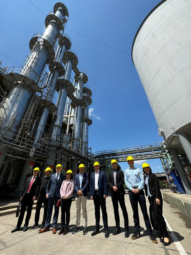 La embajadora Ngo Minh Nguyet visita el conocido grupo Porta Hermanos, con más de 140 años de fundación, que dedica sus actividades a la producción de alcoholes, vinagres, acetos balsámicos y proteína concentrada. (Foto: VNA)