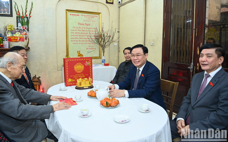 Dinh Hue conversa con a la familia del ex jefe del Comité Permanente de la Asamblea Nacional, Bui Bang Doan. Dinh Hue conversa con a la familia del ex jefe del Comité Permanente de la Asamblea Nacional, Bui Bang Doan.