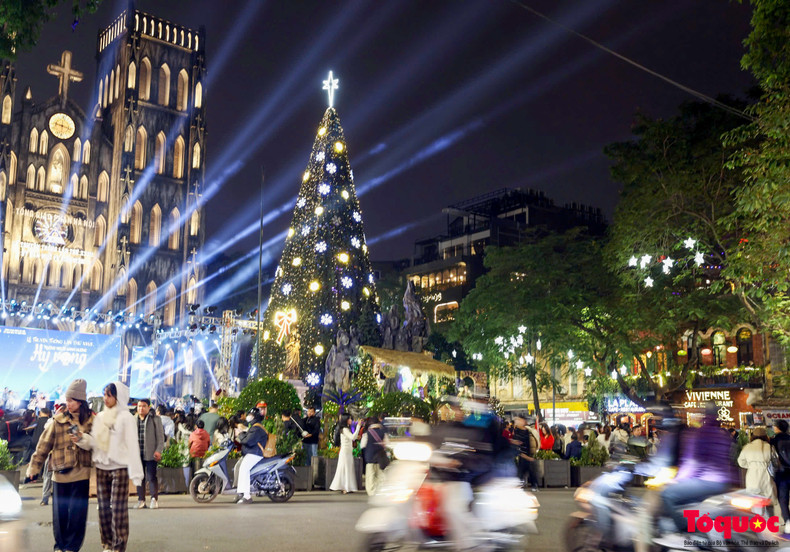 La Catedral de San José de Hanói, situada en el centro del distrito de Hoan Kiem, es un destino muy frecuentado por los jóvenes en Navidad. La Catedral de San José de Hanói, situada en el centro del distrito de Hoan Kiem, es un destino muy frecuentado por los jóvenes en Navidad.