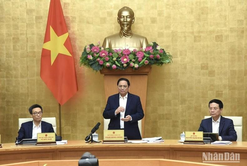 El primer ministro Pham Minh Chinh preside la conferencia . El primer ministro Pham Minh Chinh preside la conferencia .