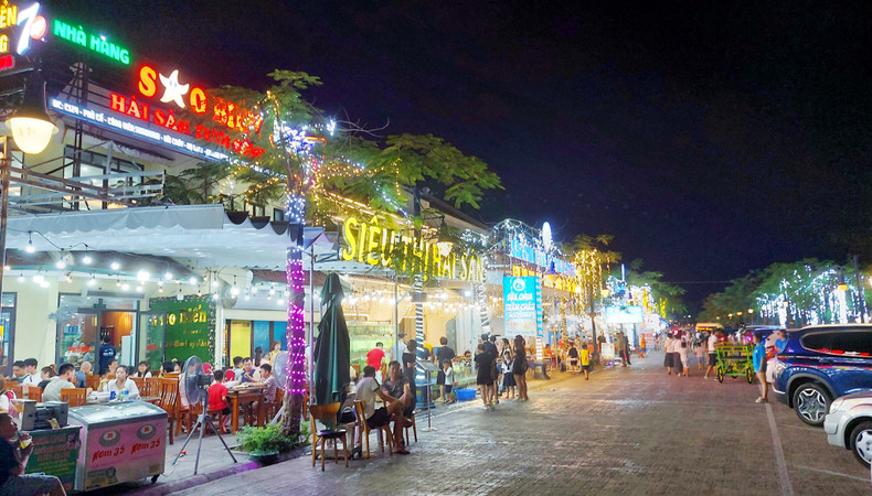 La zona turística de Bai Chay vibrante por la noche. (Fotografía: baoquangninh.vn)