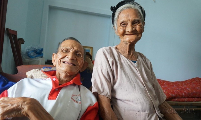 A pesar de su edad avanzada, la pareja de los ancianos Nguyen Van Luong y Duong Thi Hue (ambos de 90 años, residentes en la aldea de Lien Huong, comuna de Thach Dai, distrito de Thach Ha, provincia de Ha Tinh) escribieron una solicitud para retirarse de la lista de hogares pobres después de 15 años de situarse en esta categoría, porque sus hijos lo cuidaban por completo, ya no tenía necesidades y querían dar ejemplo a sus descendientes. A pesar de su edad avanzada, la pareja de los ancianos Nguyen Van Luong y Duong Thi Hue (ambos de 90 años, residentes en la aldea de Lien Huong, comuna de Thach Dai, distrito de Thach Ha, provincia de Ha Tinh) escribieron una solicitud para retirarse de la lista de hogares pobres después de 15 años de situarse en esta categoría, porque sus hijos lo cuidaban por completo, ya no tenía necesidades y querían dar ejemplo a sus descendientes.